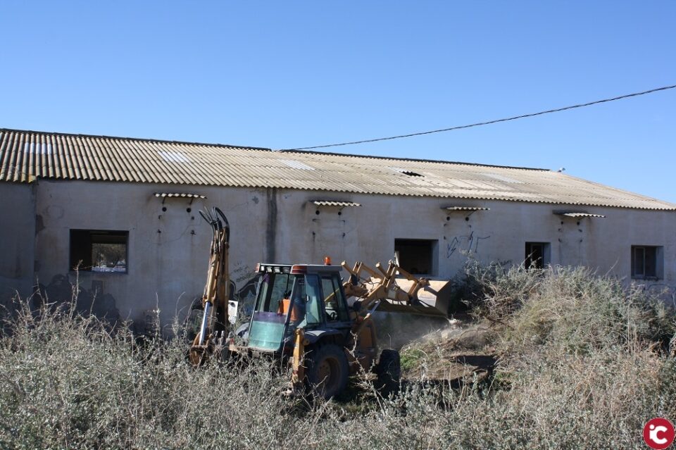 El Ayuntamiento sella los dos pozos localizados en una antigua fábrica de mármol