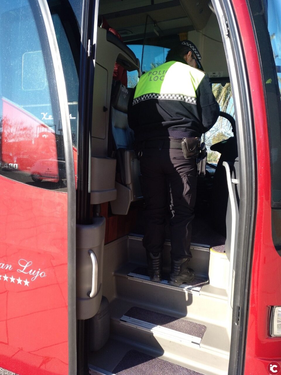 La Policía Local de Elda inmoviliza un autobús escolar cuyo conductor ha dado positivo por drogas