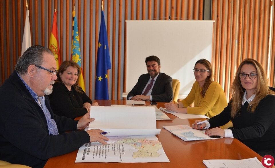 El alcalde presenta el proyecto del distrito escolar integrador a representantes de la CONCAPA y de la FAPA Gabriel Miró