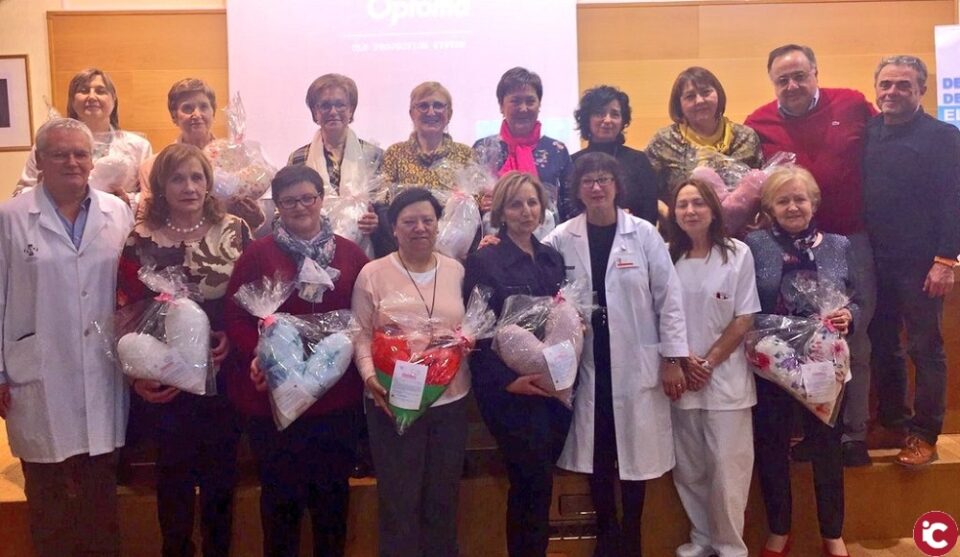 La Associació Dones de Biar entregan las Almohadas del Corazón al Hospital de Elda