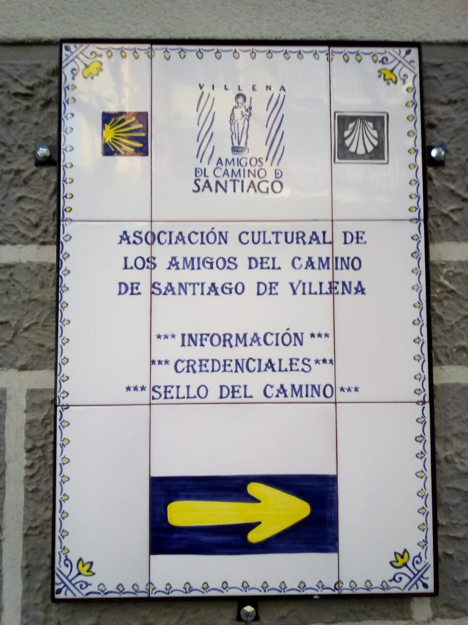 La asociación Amigos del Camino de Santiago de Villena coloca una placa informativa en la plaza del Rollo