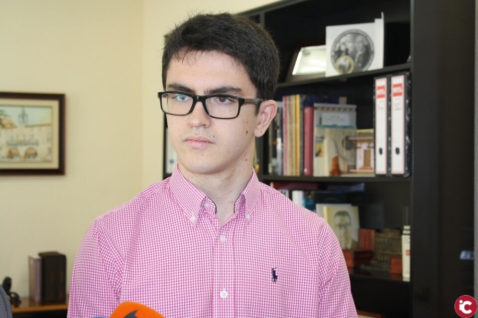 El pianista noveldense Carlos Santo recibe el reconocimiento del Ayuntamiento por su trayectoria profesional