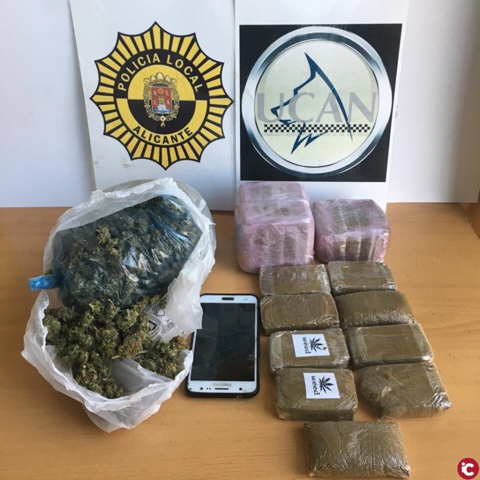 La Unidad Canina de la Policía Local de Alicante detiene en la estación de autobuses a un americano de 36 años que transportaba 1