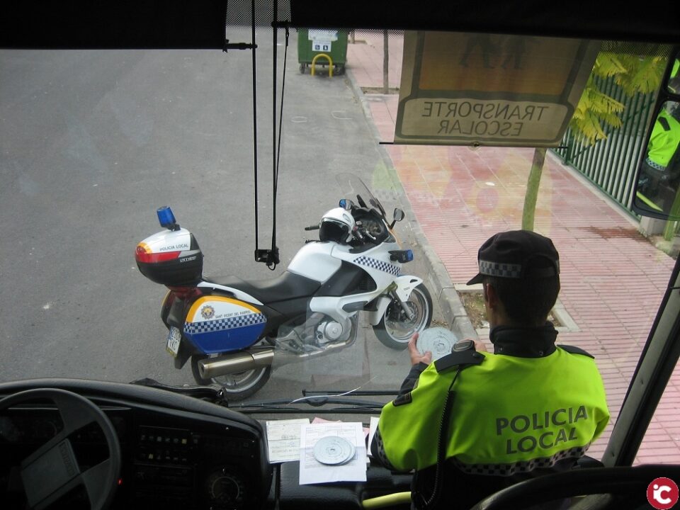 Ocho autobuses escolares inspeccionados por la Policía Local