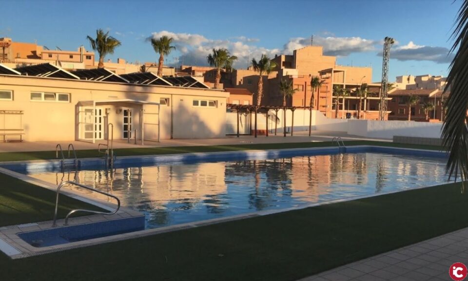 PSOE y Compromís eliminan la cubierta de la piscina municipal de Agost que no ha sido utilizada ni una sola vez y en la que se gastaron 814.789 