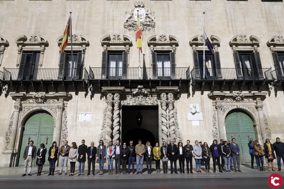 El Ayuntamiento de Alicante se suma al minuto de silencio en rechazo a la violencia machista convocado por el presunto asesinato de una mujer en Planes