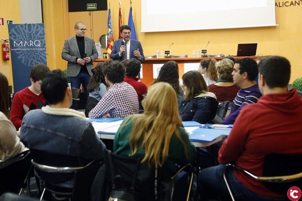 El alcalde da la bienvenida a los jóvenes que participan en la jornada sobre empleo e igualdad de oportunidades del Proyecto Dialog-a