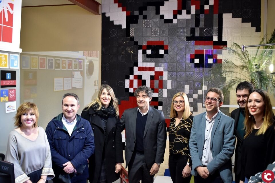 Un Guernica de ganchillo hecho con 49.000 metros de hilo preside la nueva Tourist Info de Petrer