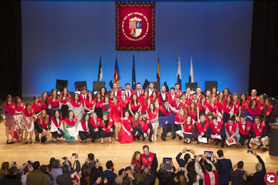 La Facultat de Dret celebra Sant Ramon amb la graduació de 300 estudiants de les seues nou titulacions