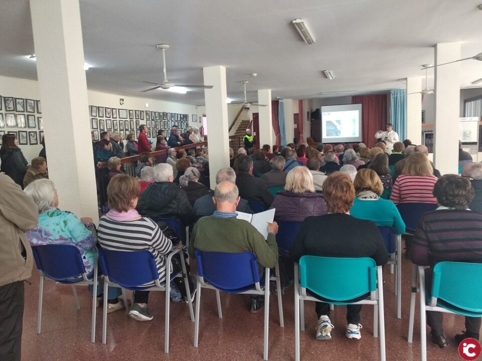 La Unidad de VIOGEN de la Policía Local de Elda ofrece una charla sobre violencia de género en el CEAM