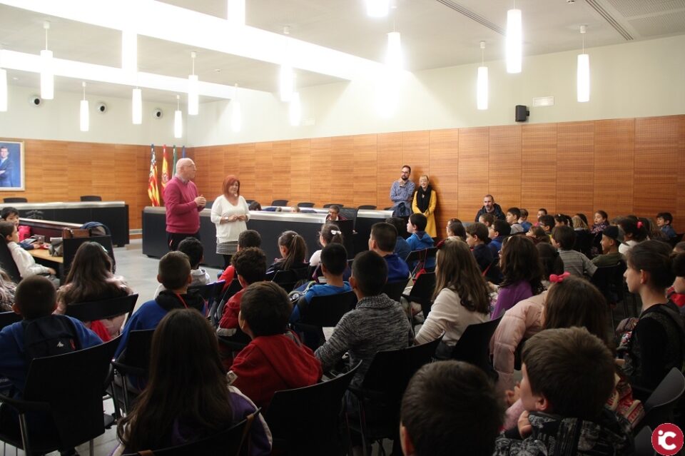 Un centenar de escolares del CEIP Raspeig visitan el Ayuntamiento