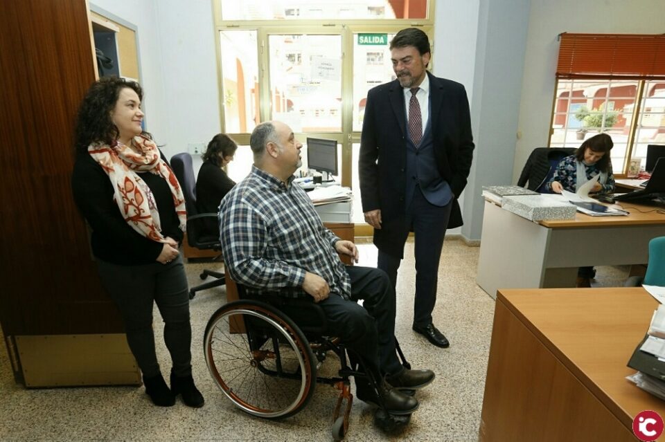 El alcalde visita la sede de COCEMFE y se compromete a continuar apoyando institucionalmente a la confederación