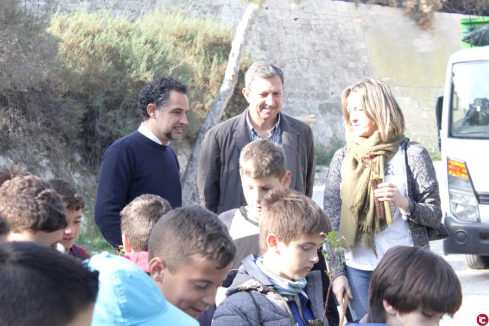 El Ayuntamiento celebra el Día del Árbol con la plantación de más de un millar de especies autóctonas en la zona del monte Benacantil