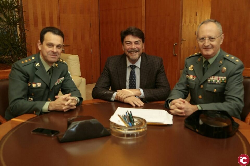 El alcalde recibe al nuevo coronel jefe de la Guardia Civil de Alicante
