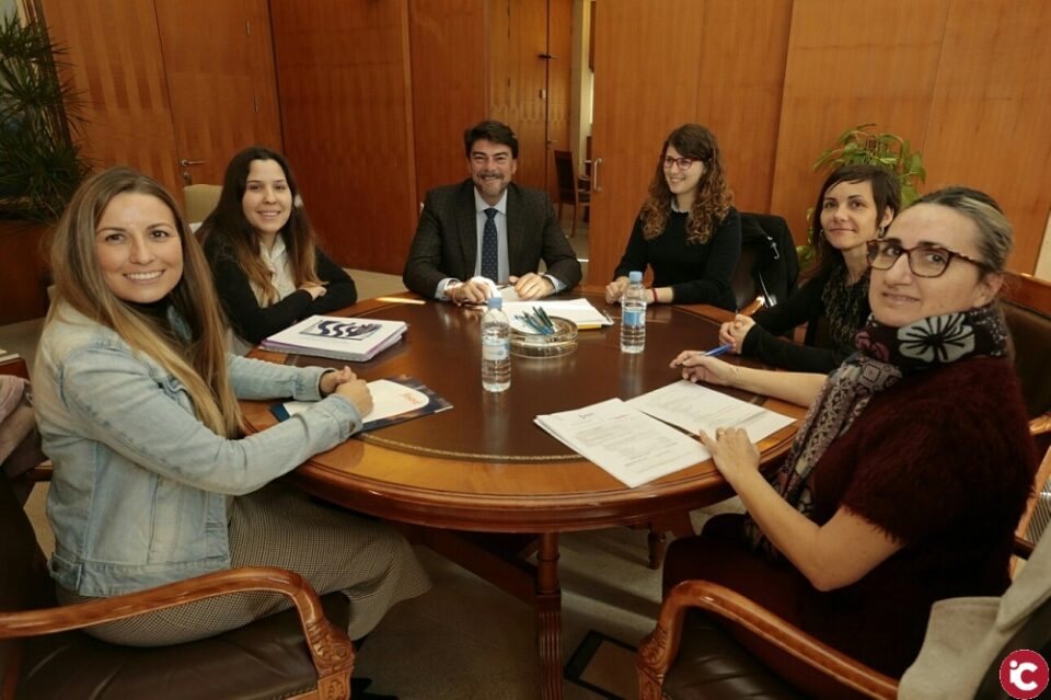 El Alcalde de Alicante recibe en el Ayuntamiento a las presidentas de la Asociación de Personas Sordas de Alicante y la Federación de Personas Sordas de la Comunidad Valenciana