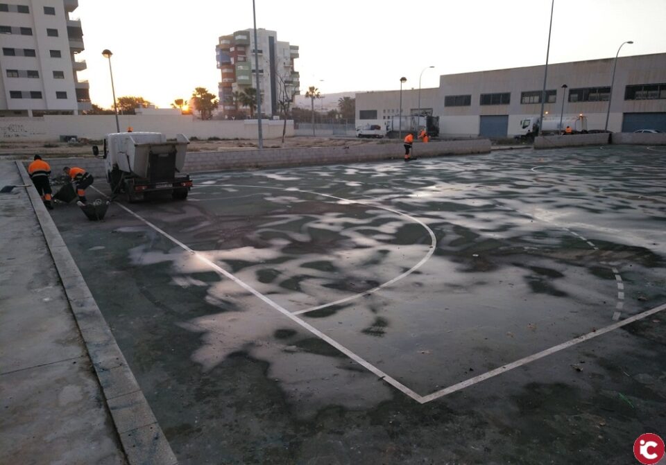 El Ayuntamiento realiza una limpieza a fondo del barrio de Virgen del Carmen y Alonso Cano