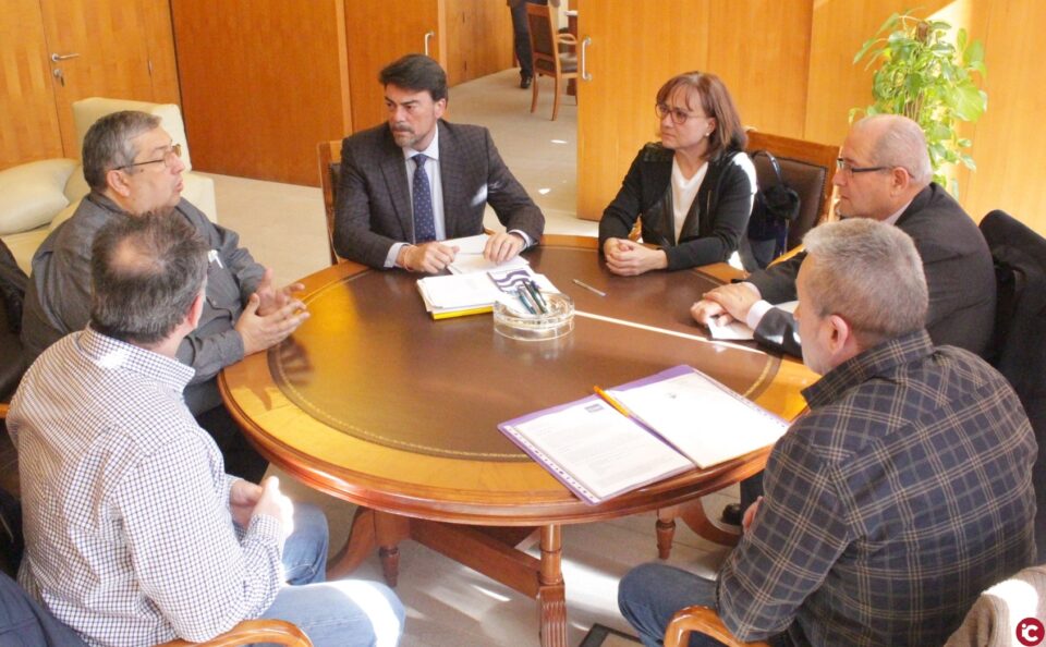 La Asociación del Taxi Social presenta al alcalde el proyecto que hoy comienza a funcionar de un transporte social con acompañamiento en Alicante