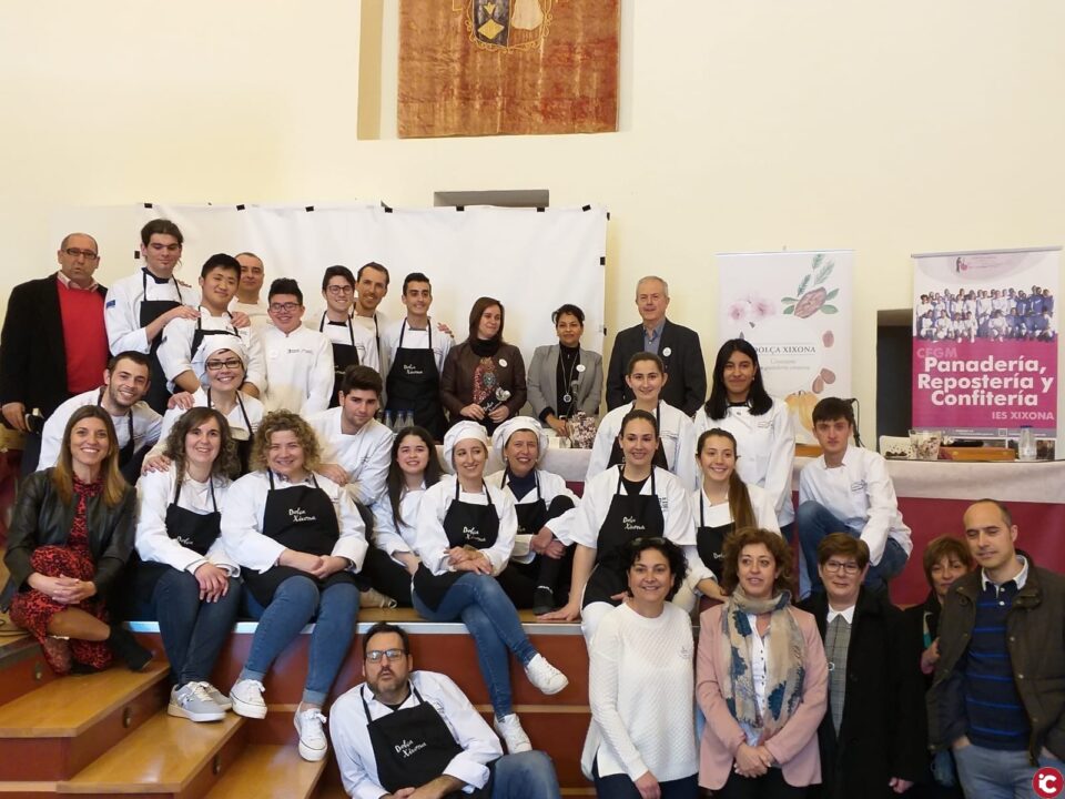 La V edición del concurso Dolça Xixona ha convertido el Teatret de Xixona en un centro de creatividad y destreza culinaria