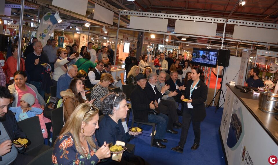 El alcalde participa en la clausura de la feria Alicante Gastronómica cocinando un arroz de abanico y foie