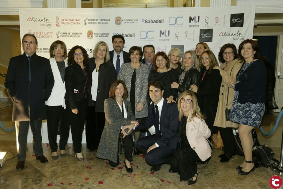 Alicante recibe la medalla de oro a los Grandes Donantes de Sangre entregada al alcalde en un emotivo homenaje celebrado en el Teatro