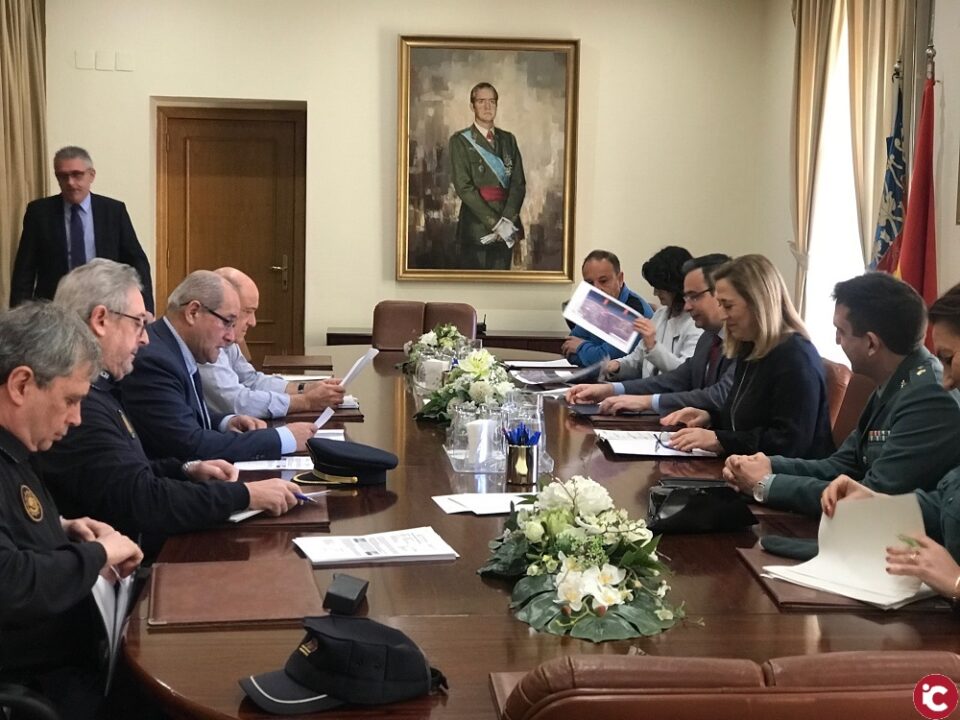 El Ayuntamiento y la Subdelegación acuerdan controlar el acceso de las autocaravanas en Agua Amarga y más presencia policial del Seprona y la Policía Local