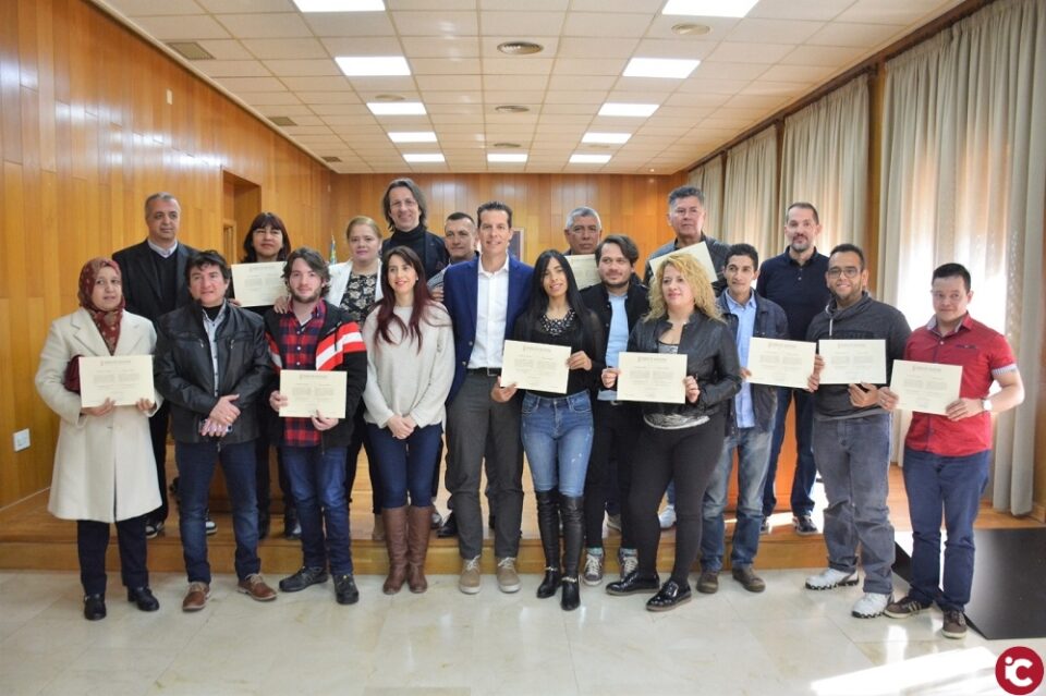 El alcalde de Elda ha entregado los diplomas a los alumnos y alumnas de la Escuela de Acogida