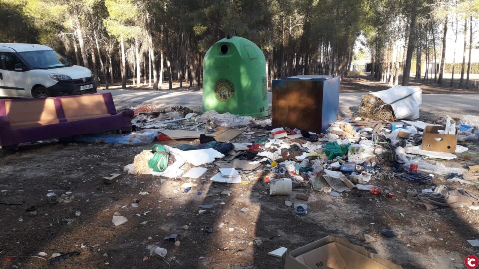 Vertidos incontrolados hallados en una pinada del paraje de las Casas de Menor en Villena