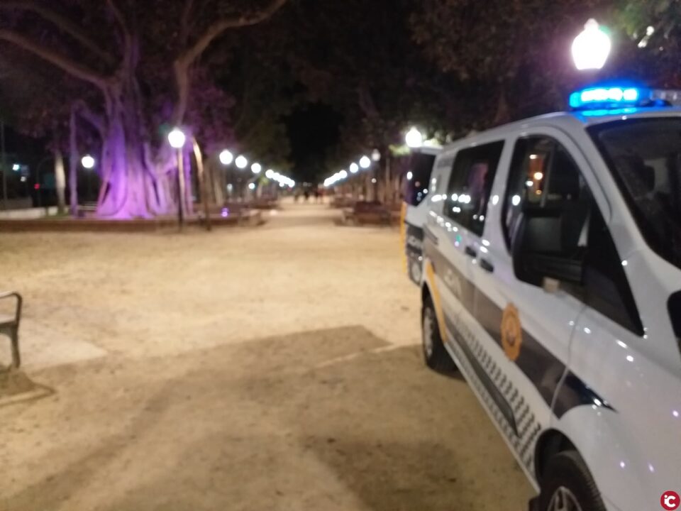 La Policía Local de Alicante consigue un Carnaval sin macrobotellón desplegando un amplio dispositivo durante toda la noche y decomisa 650 litros de alcohol