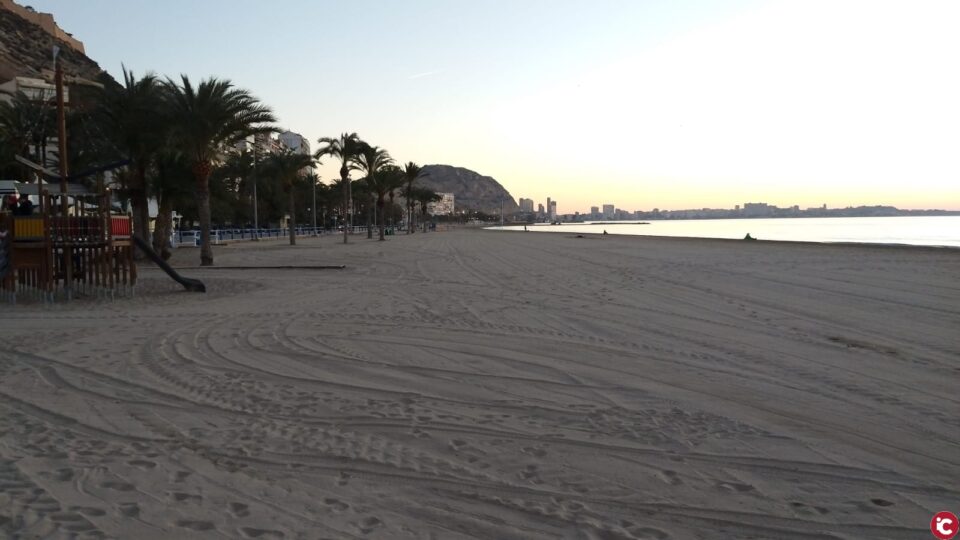 El Ayuntamiento de Alicante culmina su operativo de limpieza por el sábado ramblero a las 8 de la mañana