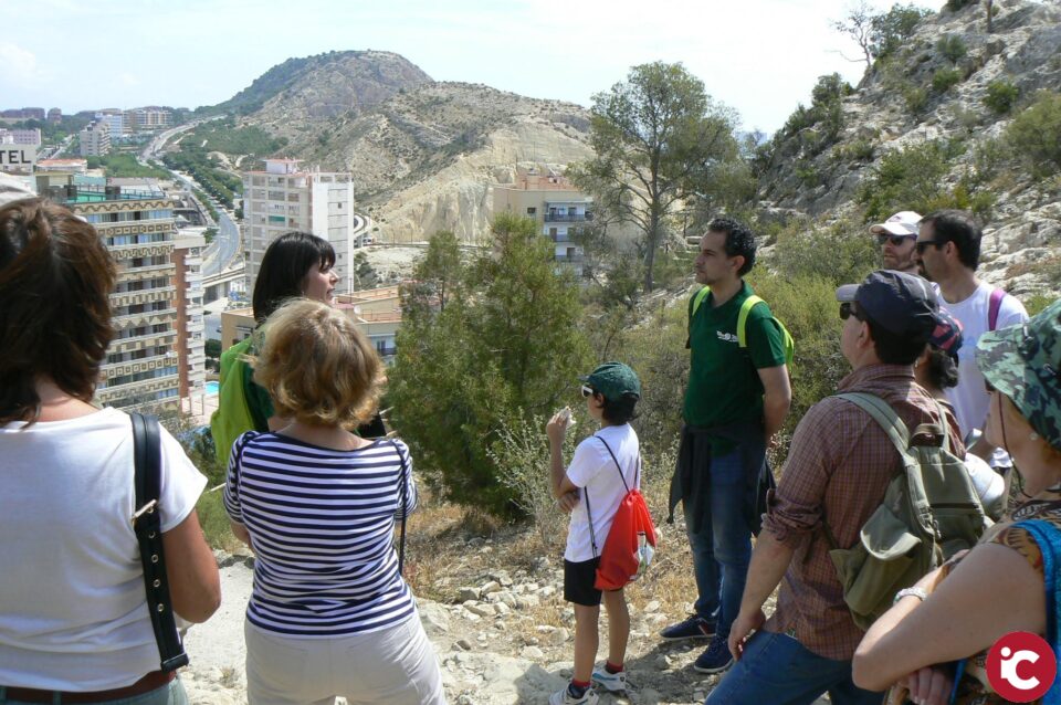 El Ayuntamiento presenta el programa de Senderos de Primavera con nuevos recorridos para ver la puesta del sol y el anochecer en la bahía de Alicante