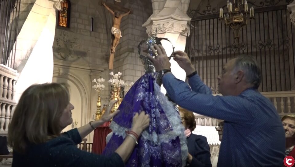Así se realiza el cambio de manto a la Virgen de Las Virtudes