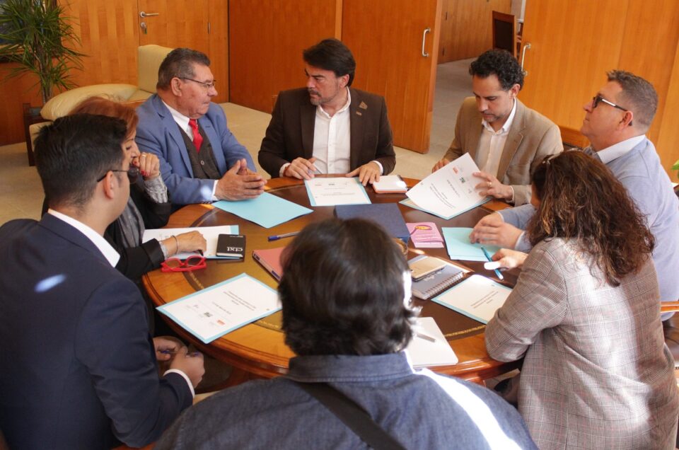 El alcalde se reúne con asociaciones gitanas para colaborar en los actos del Día Internacional del Pueblo Gitano