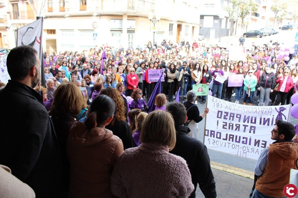 Centenares de personas salen en Ibi a la calle por la celebración del 8 de marzo