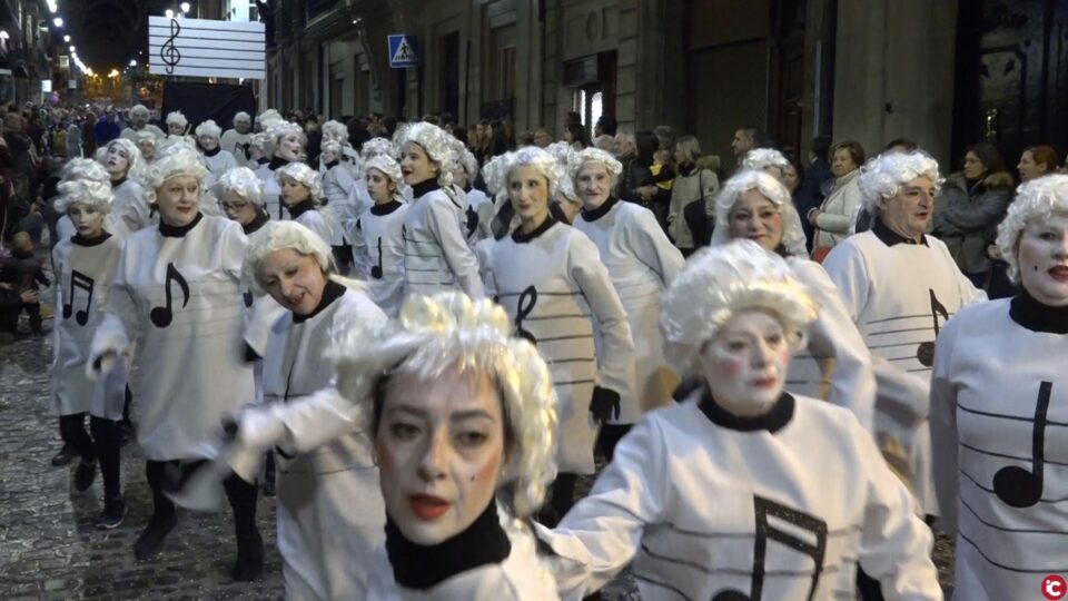 14 ballets han desfilat pels carrers al Carnestoltes d´Alcoi