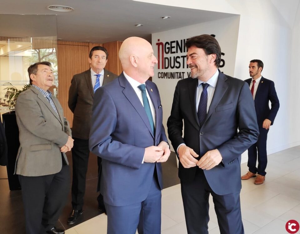 El alcalde visita el colegio de Ingenieros Industriales donde les expone los retos de Alicante Futura