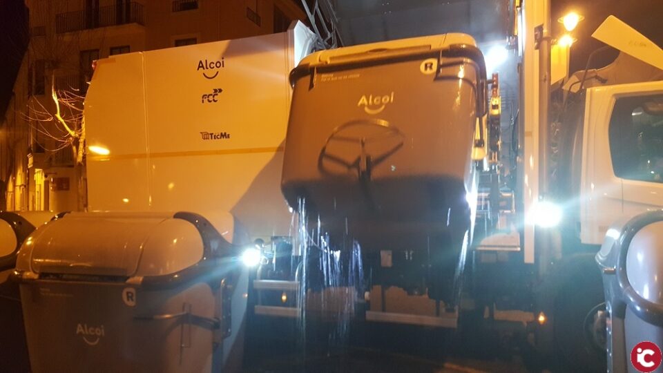 Un camió 'neteja contenidors' s'uneix al dispositiu de neteja de la ciutat