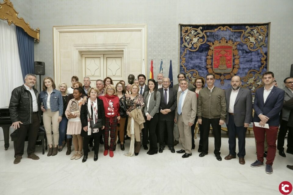 El alcalde valora la dedicación e implicación de los 26 finalistas de la XVI edición de los premios Festers d'Alacant durante la entrega de diplomas