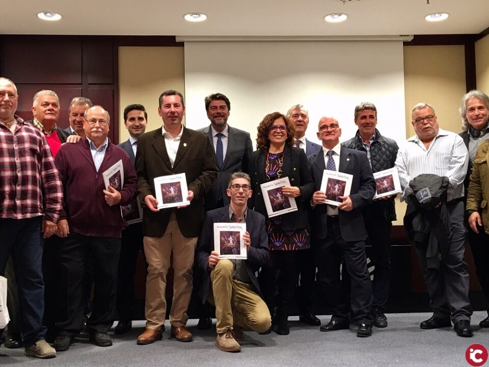 El alcalde presenta el Anuario 2019 de la Hermandad de Santa Cruz