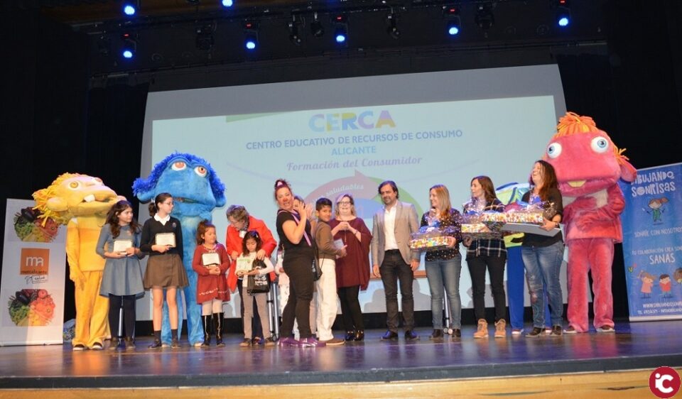 Consumo premia los mejores relatos y dibujos escolares de una decena de colegios que ayudan a fomentar la vida saludable