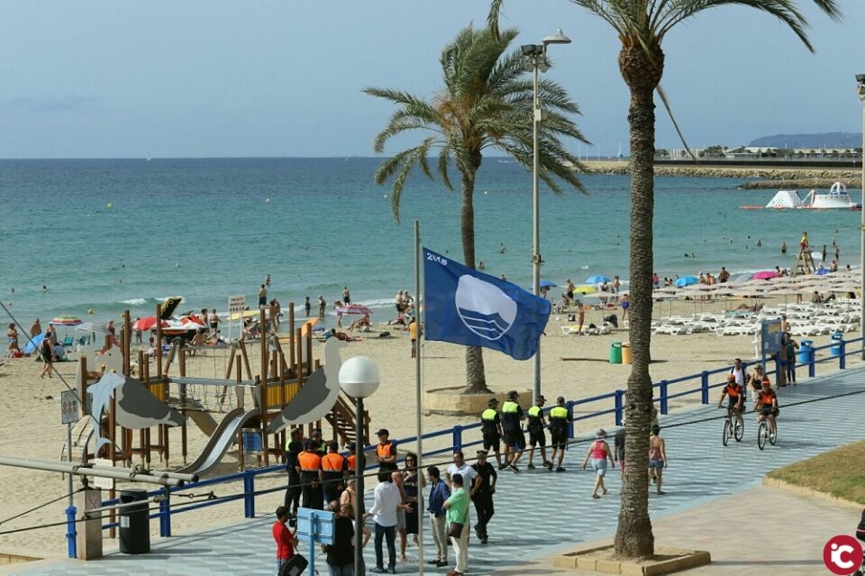 El Ayuntamiento pone en marcha un dispositivo de salvamento- socorrismo y Policía Local este puente en las playas de Alicante