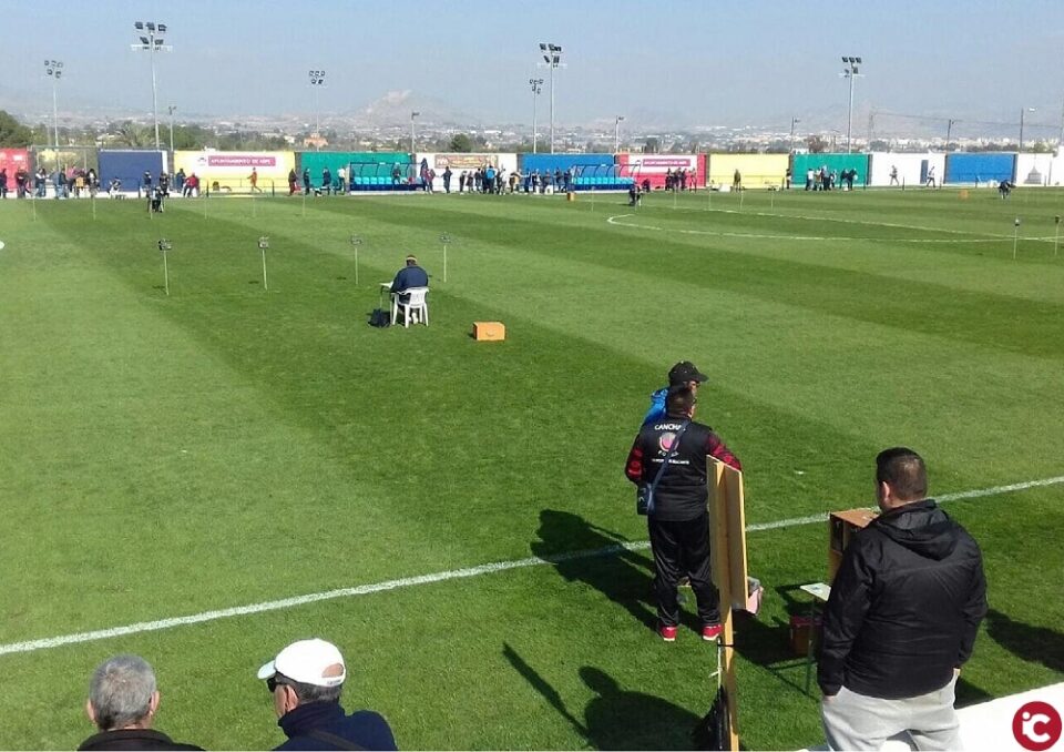 El campo de fútbol las fuentes de Aspe acoge el campeonato autonómico de canto de pájaros silvestres