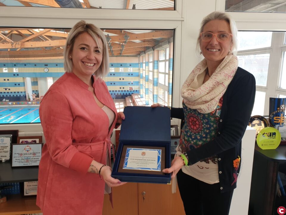 La concejala de Deportes distingue al Club Badminton Alicante por su ascenso