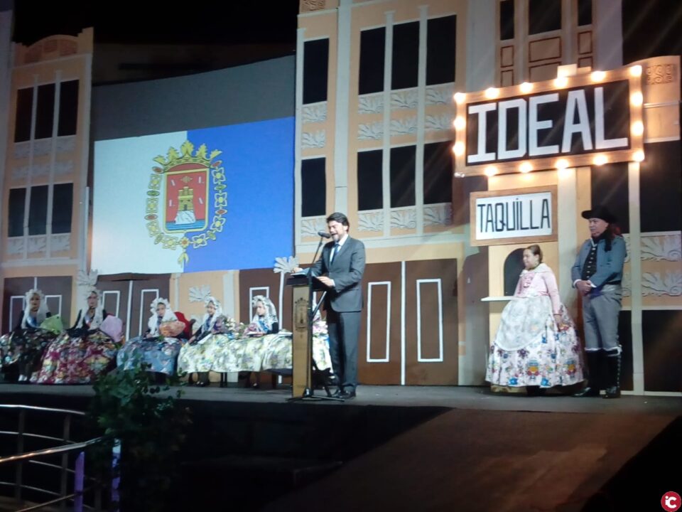 Luis Barcala es el primer alcalde que ejerce como mantenedor de la hoguera Sagrada Familia