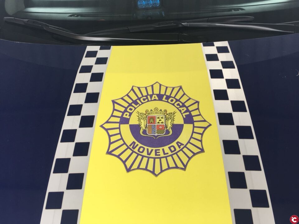 La policía local detiene a una mujer por atentado contra la autoridad