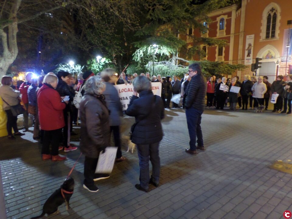 La Plataforma Local Para la Defensa del Sistema Público de Pensiones continúa realizando sus concentraciones de media hora cada lunes a las 20:00h en la plaza de María Auxiliadora.