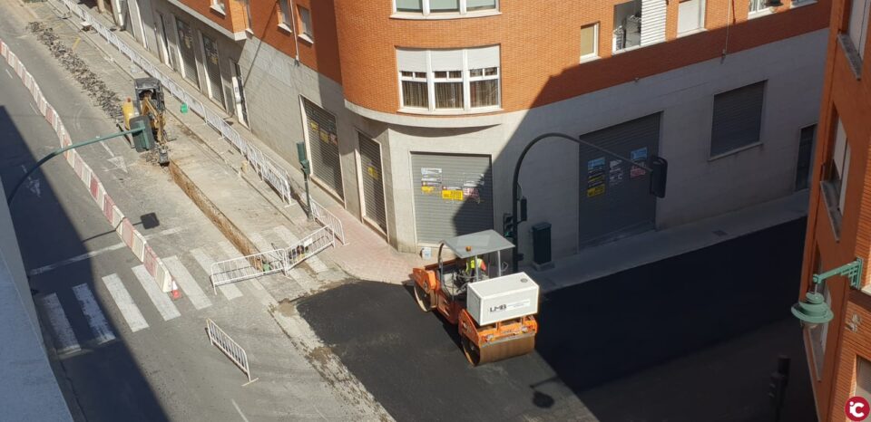 LAjuntament actua en lasfaltat de Mestre Laporta