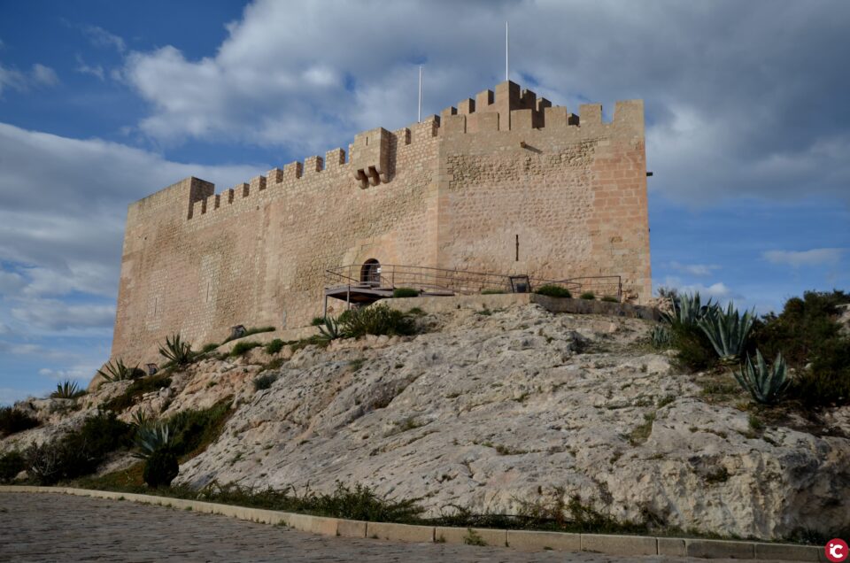 Petrer se conecta con el planeta apagando las luces del castillo-fortaleza