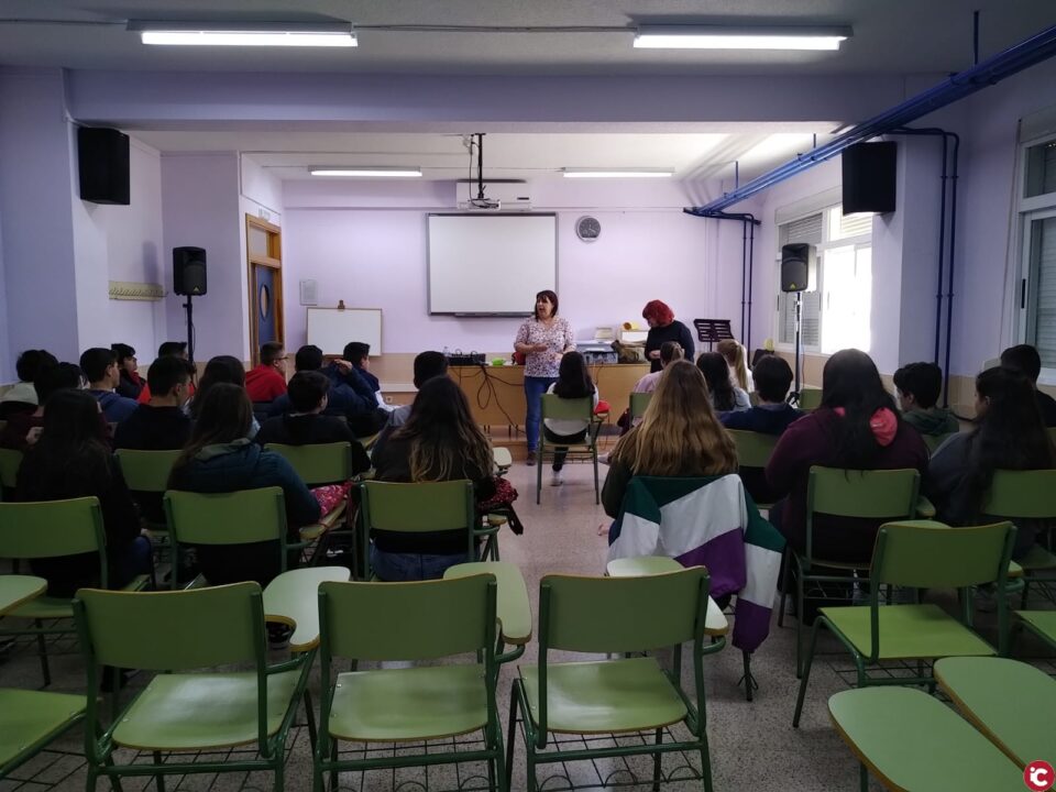 Adolescentes de Sax reciben información sexual de mano de profesionales del Departamento de Salud de Elda