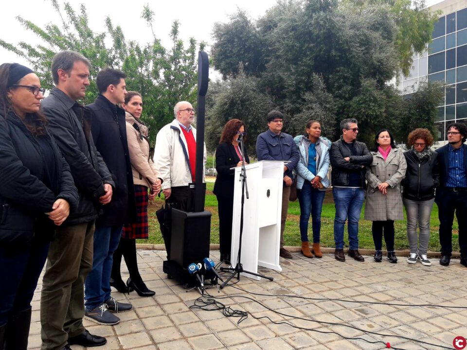 El Ayuntamiento de Alicante rinde homenaje a las víctimas de la Guerra Civil con una ofrenda en el Campo de Los Almendros