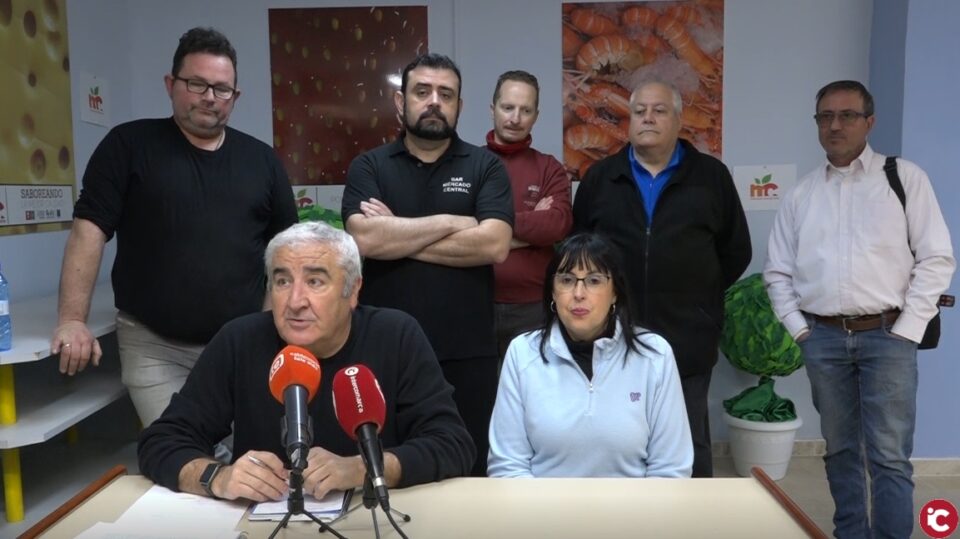 La Asociación de Comerciantes del Mercado Central de Elda denuncia la situación precaria que tienen en sus instalaciones